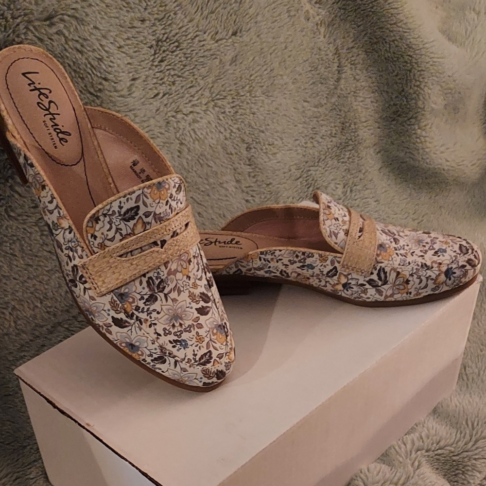 Flower sandal slides